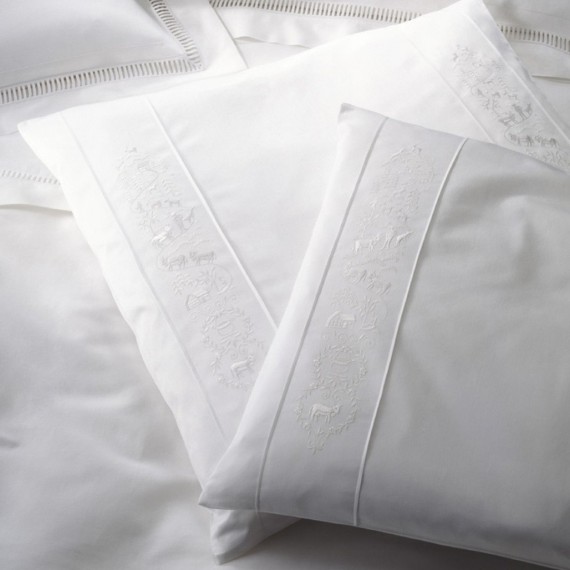 Christian Fischbacher Alpaufzug 010 blanc, linge de lit en satin brodé