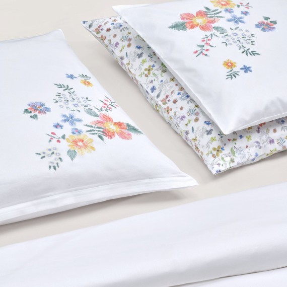 Christian Fischbacher Diana bianco/colorato, biancheria da letto in Satin Luxury Nights, ricamata con fiori e foglie.