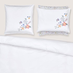 Christian Fischbacher Diana blanc/coloré, parure de lit en Satin Luxury Nights, brodée de fleurs et de feuillages.