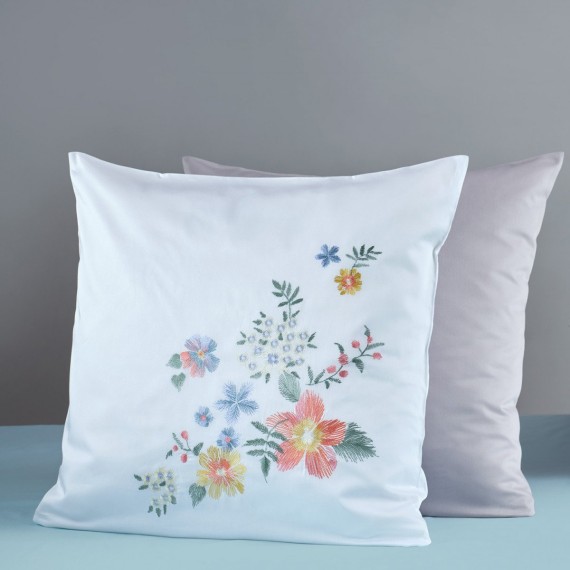 Christian Fischbacher Diana bianco/colorato, biancheria da letto in Satin Luxury Nights, ricamata con fiori e foglie.