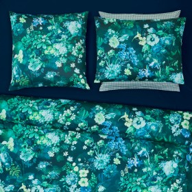 Smaragd è biancheria da letto in satin con una trama floreale, composta da fiori e foglie dipinti