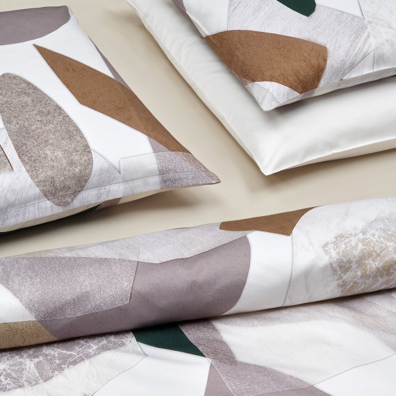 Christian Fischbacher Unique, biancheria da letto in satin ispirate al movimento artistico del cubismo.