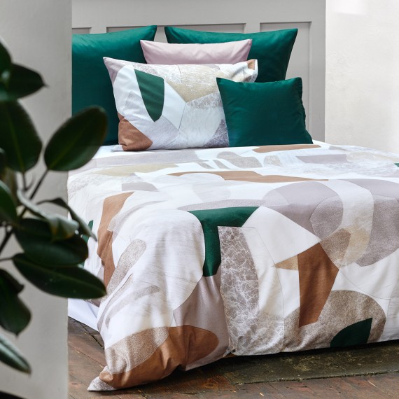 Christian Fischbacher Unique, biancheria da letto in satin ispirate al movimento artistico del cubismo.