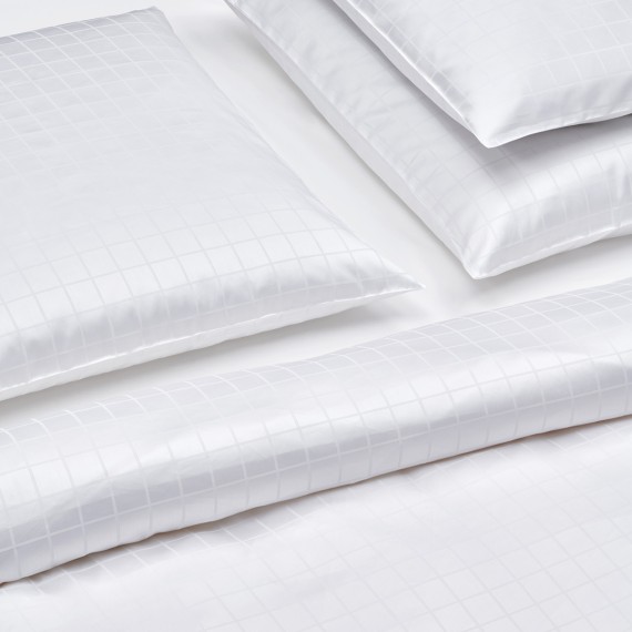 Christian Fischbacher Times Square 010 weiss, Satin Bettwäsche, die das klassische Karo-Motiv neu interpretiert