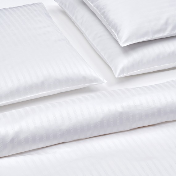 Christian Fischbacher Manhattan 010 blanc linge de lit en satin à fines rayures