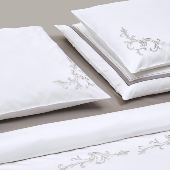 Christian Fischbacher Snow Lace 835 ghiaia perla Satin ricamato