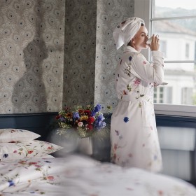 Satin Bademantel Fleurs Volantes von Christian Fischbacher