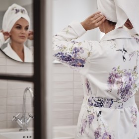 Vestaglia Purple Rain in satin di Christian Fischbacher