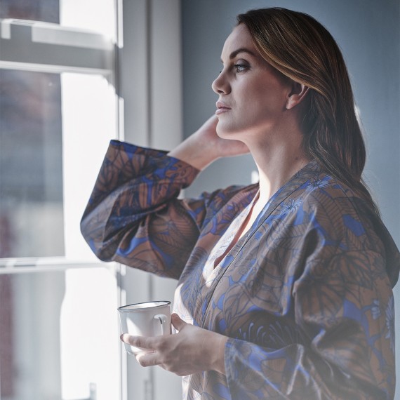 Kimono Golden Garden in satin di Christian Fischbacher