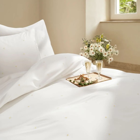 Biancheria Daisy di Schlossberg – Eleganza & Freschezza Estiva in Satin ricamato