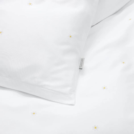 Bettwäsche Daisy von Schlossberg – Eleganz & Sommerflair in Satin bestickt