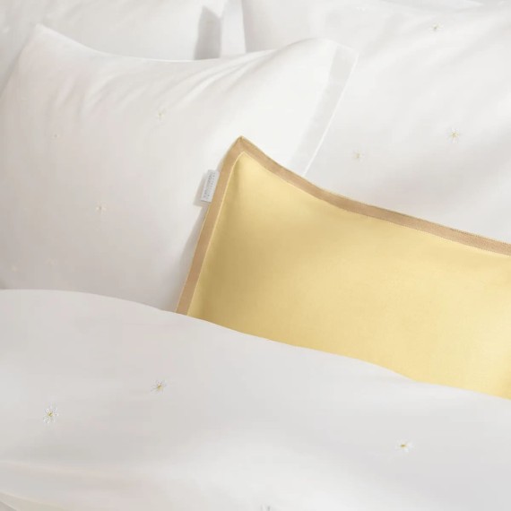Bettwäsche Daisy von Schlossberg – Eleganz & Sommerflair in Satin bestickt