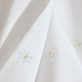 Bettwäsche Daisy von Schlossberg – Eleganz & Sommerflair in Satin bestickt