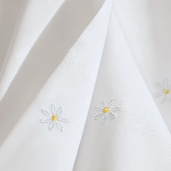 Biancheria Daisy di Schlossberg – Eleganza & Freschezza Estiva in Satin ricamato