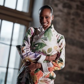 Morgenmantel Fiorenza – Satin und Blumenpracht von Fischbacher