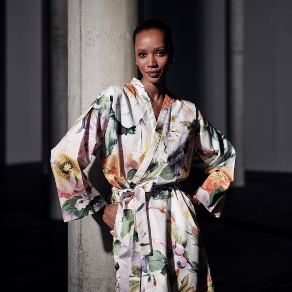 Kimono Fiorenza – Fiori e raso di Christian Fischbacher