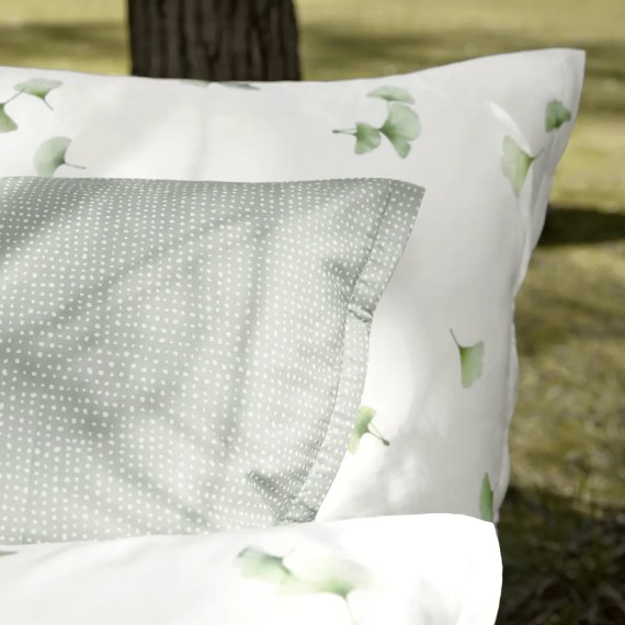 Aiko: foglie di ginkgo in verde su satin bianco firmato Schlossberg