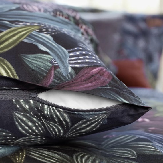 Aramis: foresta onirica dai colori vivaci su satin bianco Schlossberg