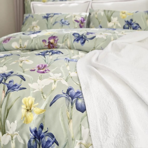 Charlotte: campo di iris in fiore su satin verde chiaro firmato Schlossberg