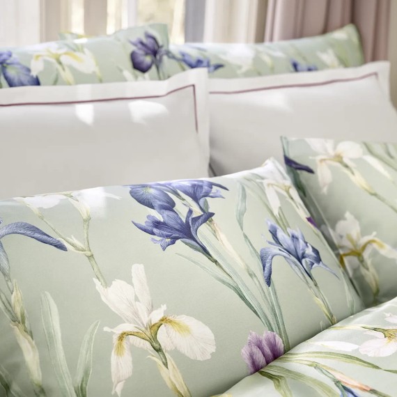 Charlotte: campo di iris in fiore su satin verde chiaro firmato Schlossberg