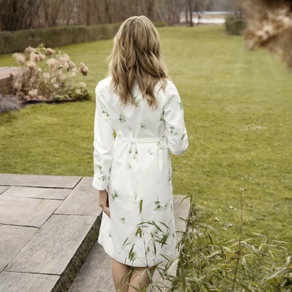 Aiko Vestaglia: eleganza Zen in satin e spugna, firmata Schlossberg