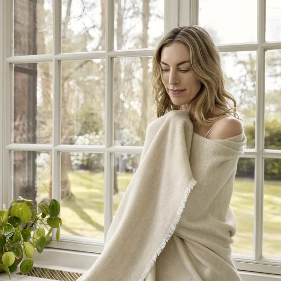 Schlossberg Plaid Dina beige in lana e cashmere, morbido abbraccio