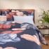 Linge de lit Schlossberg Mona en satin – fleurs sur fond bleu