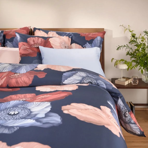 Linge de lit Schlossberg Mona en satin – fleurs sur fond bleu