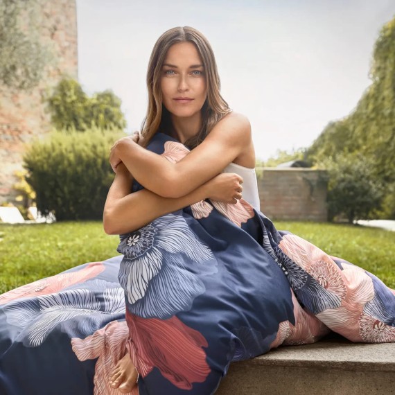 Linge de lit Schlossberg Mona en satin – fleurs sur fond bleu