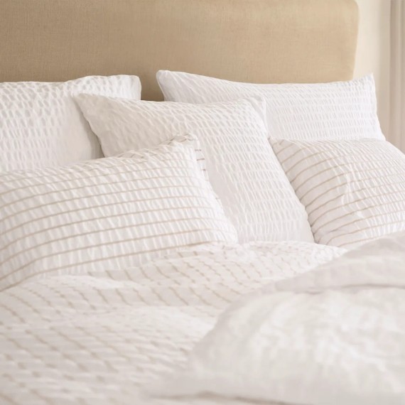 Linge de lit Schlossberg Lenny blanc et beige en seersucker – fraîcheur